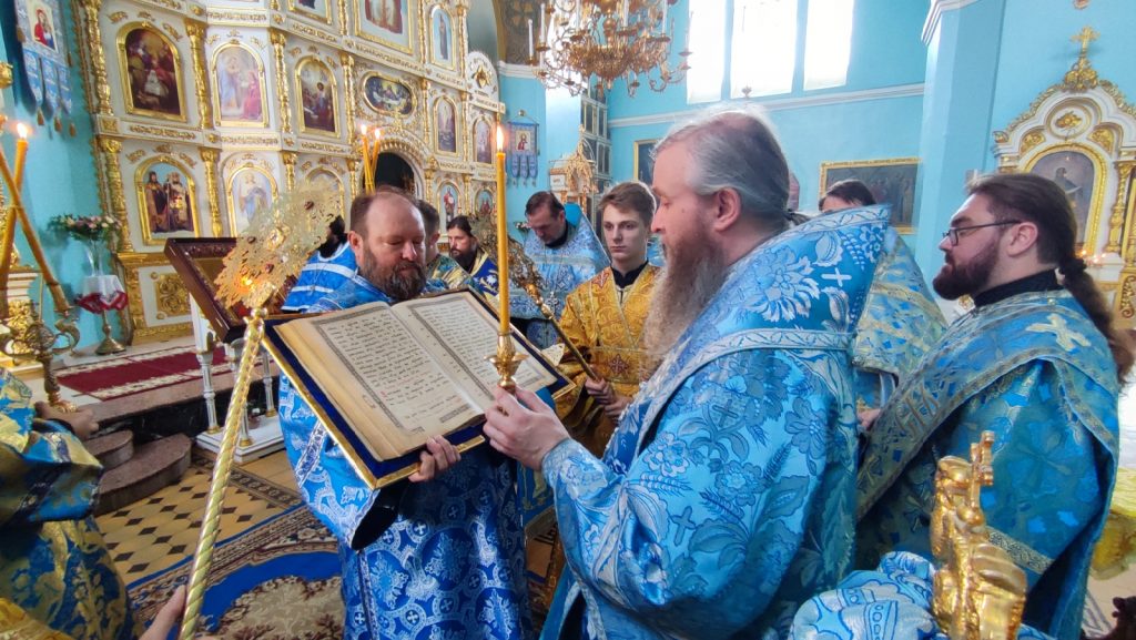 Подробнее о статье Луганск. Митрополит Пантелеимон возглавил служение акафиста перед Луганской иконой Божией Матери и Божественную литургию в Свято-Петропавловском кафедральном соборе