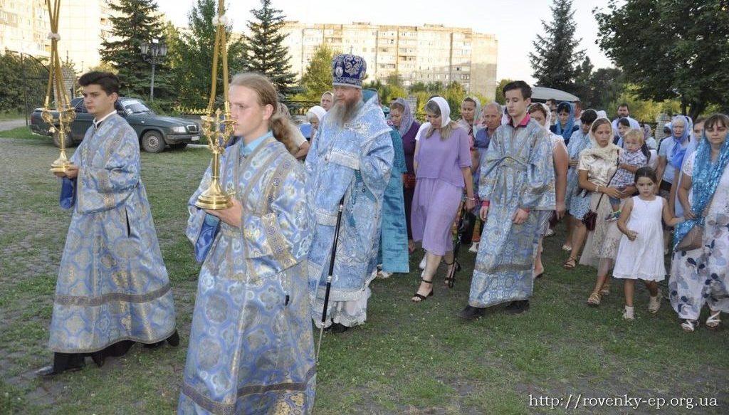 Подробнее о статье Ровеньки. Митрополит Пантелеимон совершил Всенощное бдение с чином погребения Плащаницы Божией Матери