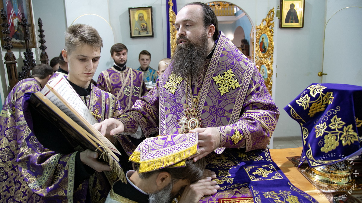 Подробнее о статье Луганск. Богослужение в праздник Происхождения честных древ Животворящего Креста Господня, день памяти святых мучеников Маккавеев