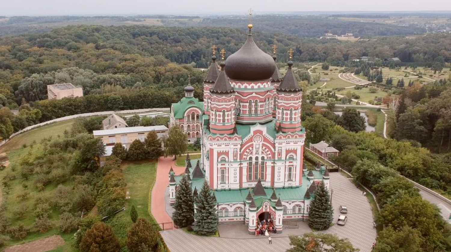 Подробнее о статье Киев. Митрополит Пантелеимон молился за Литургией в Свято-Пантелеимоновском женском монастыре