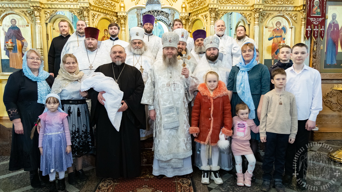 Подробнее о статье Алчевск. Митрополит Пантелеимон совершил Крещальную Литургию