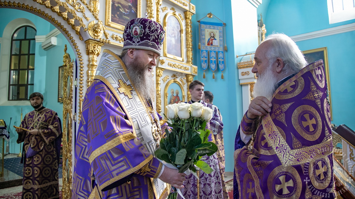 Подробнее о статье Луганск. Митрополит Пантелеимон совершил богослужение в кафедральном соборе