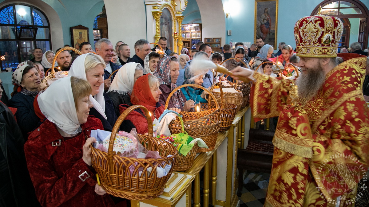 Подробнее о статье Митрополит Пантелеимон совершил ночное Пасхальное богослужение