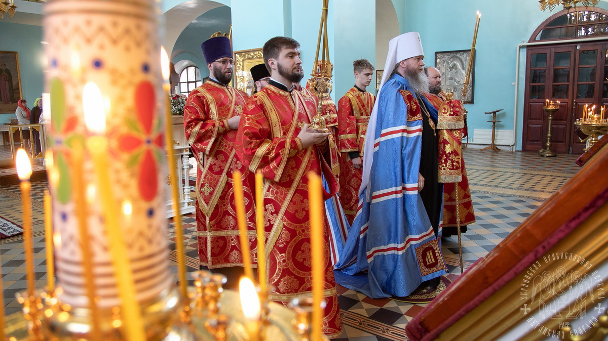 Подробнее о статье Луганск. Митрополит Пантелеимон совершил воскресное богослужение в кафедральном соборе