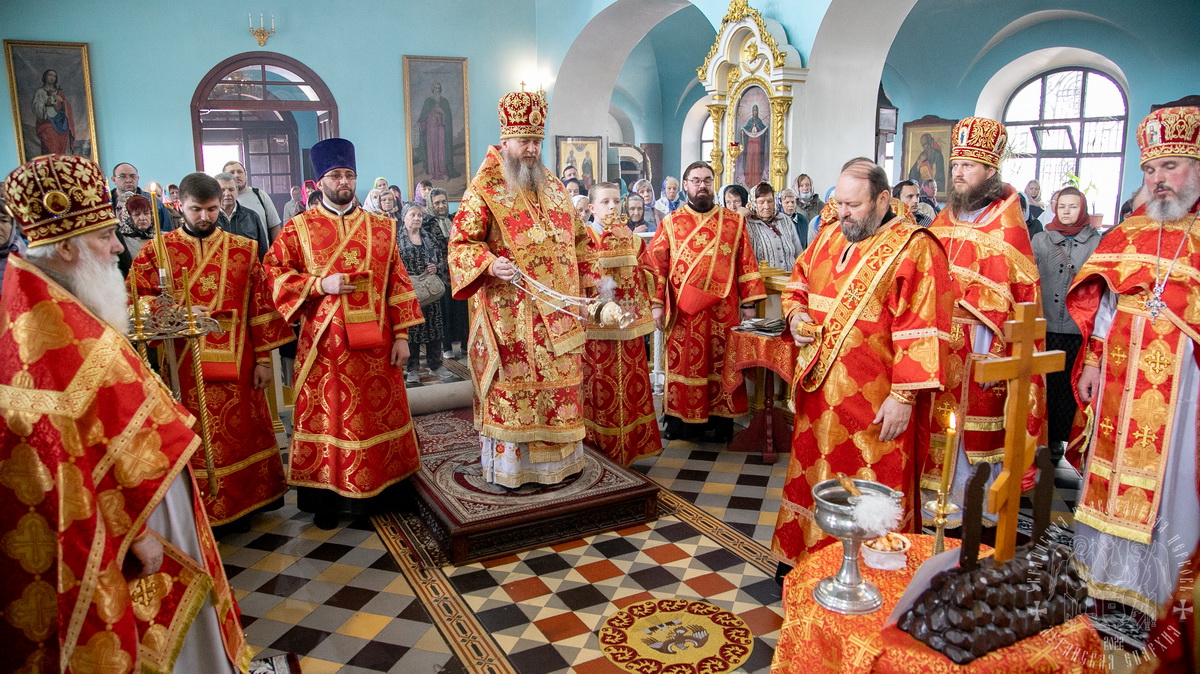 Подробнее о статье Луганск. В день Радоницы, митрополит Пантелеимон совершил Литургию и пасхальное поминовение усопших