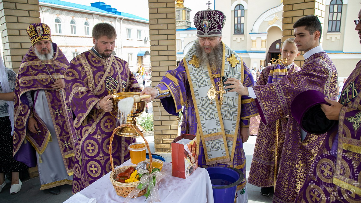 Подробнее о статье Луганск. Богослужение в праздник Происхождения честных древ Животворящего Креста Господня, день памяти святых мучеников Маккавеев