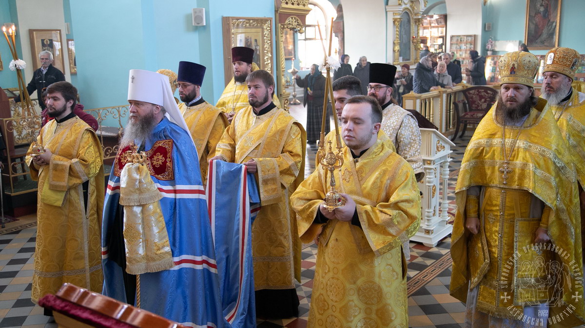 Подробнее о статье Луганск. Митрополит Пантелеимон совершил воскресное богослужение в кафедральном соборе