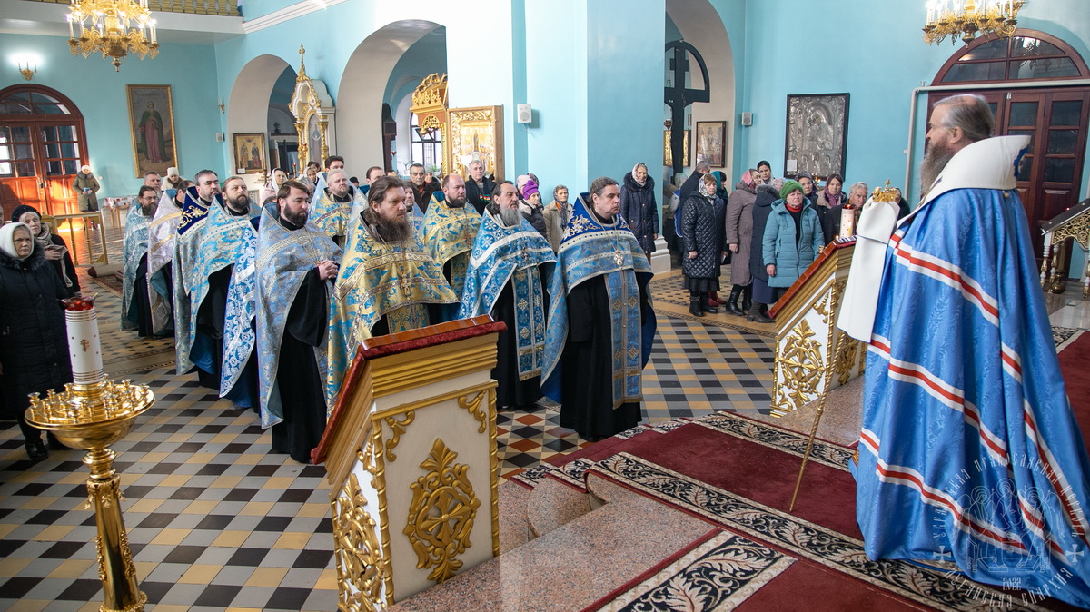 Подробнее о статье Луганск. Правящий архиерей совершил молебное пение с акафистом у Луганской иконы Божией Матери