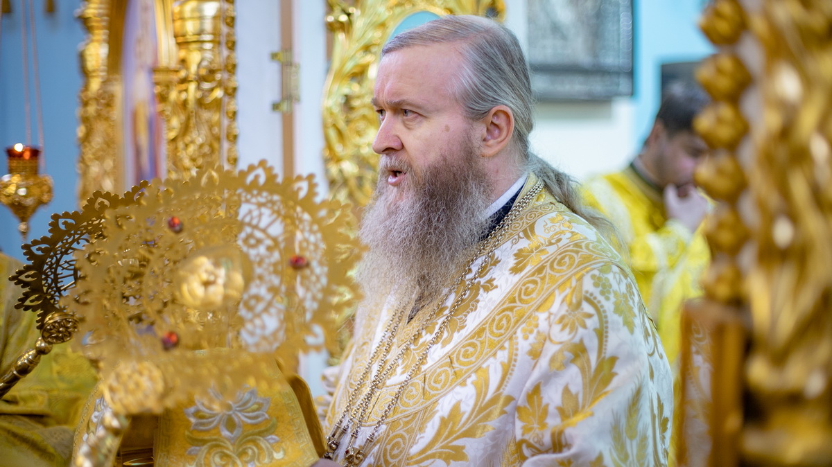 Подробнее о статье Луганск. Митрополит Пантелеимон совершил воскресное богослужение в кафедральном соборе