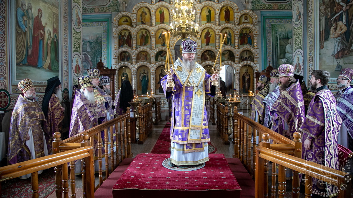 Подробнее о статье Станица Луганская. Митрополит Пантелеимон с собором духовенства почтил память сорока мучеников