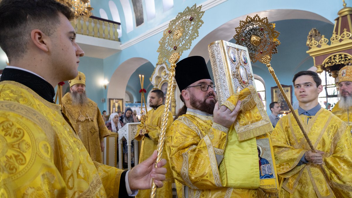 Подробнее о статье Луганск. Митрополит Пантелеимон совершил воскресное богослужение в кафедральном соборе