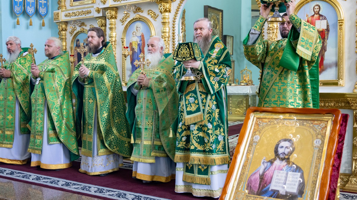 Подробнее о статье Луганск. Митрополит Пантелеимон совершил Литургию в кафедральном соборе