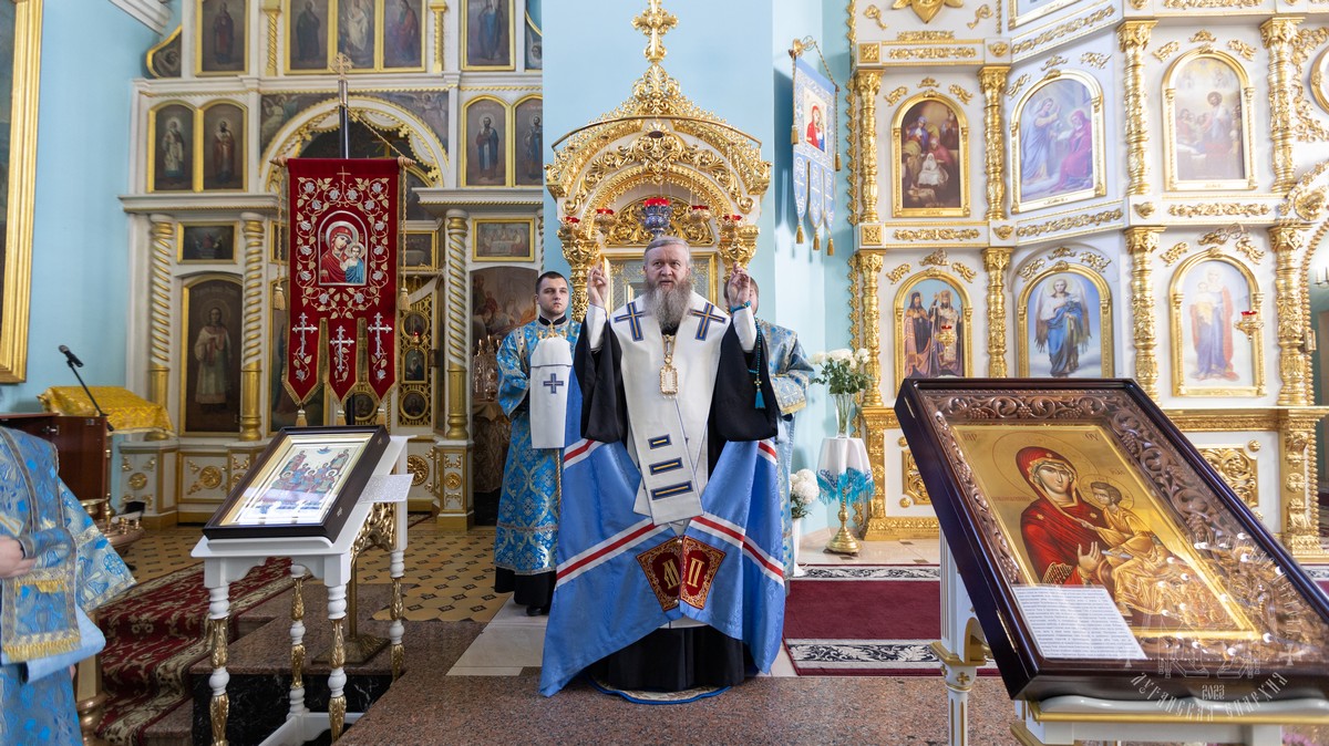 Подробнее о статье Луганск. Митрополит Пантелеимон совершил молебен с акафистом у Луганской иконы Божией Матери