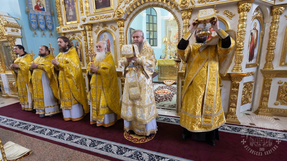 Подробнее о статье Луганск. Митрополит Пантелеимон совершил воскресное богослужение в кафедральном соборе