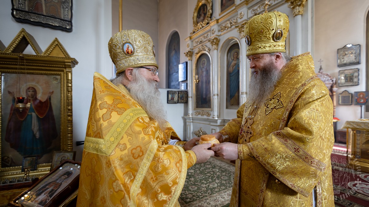 Подробнее о статье Александровск. Митрополит Пантелеимон поздравил благочинного Александровского округа с днем Небесного покровителя