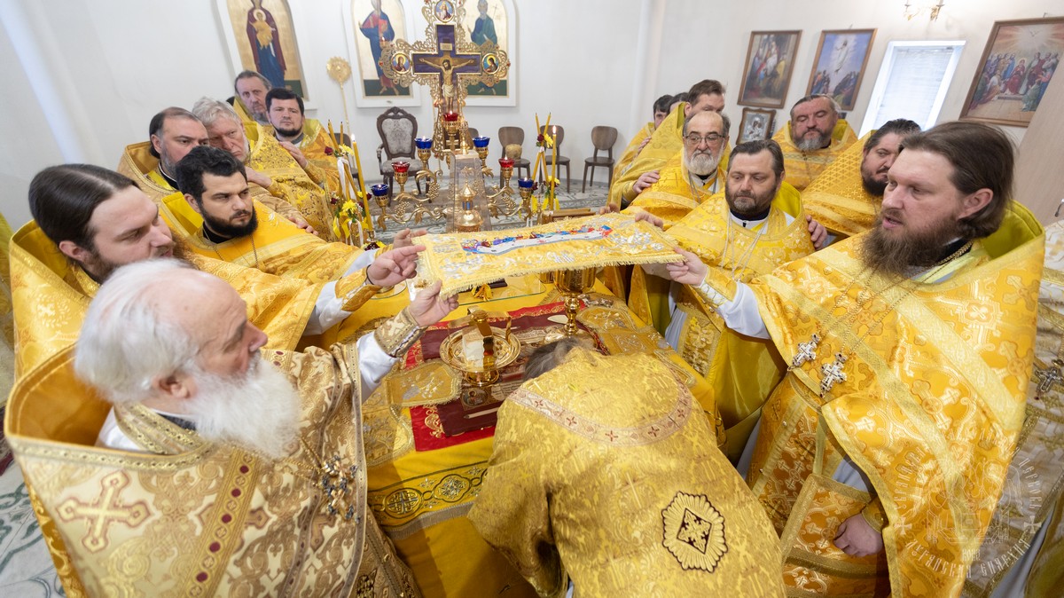 Подробнее о статье Луганск. Митрополит Пантелеимон возглавил престольное торжество в храме святого апостола Андрея Первозванного