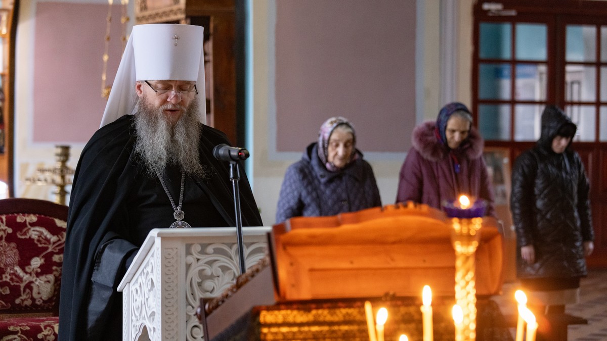 Подробнее о статье Луганск. Митрополит Пантелеимон молился за уставными Великопостными богослужениями