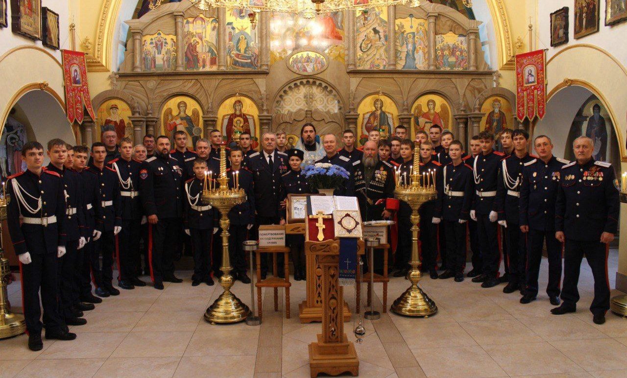 Алчевск. В праздник Покрова Пресвятой Богородицы священнослужители благословили кадетов