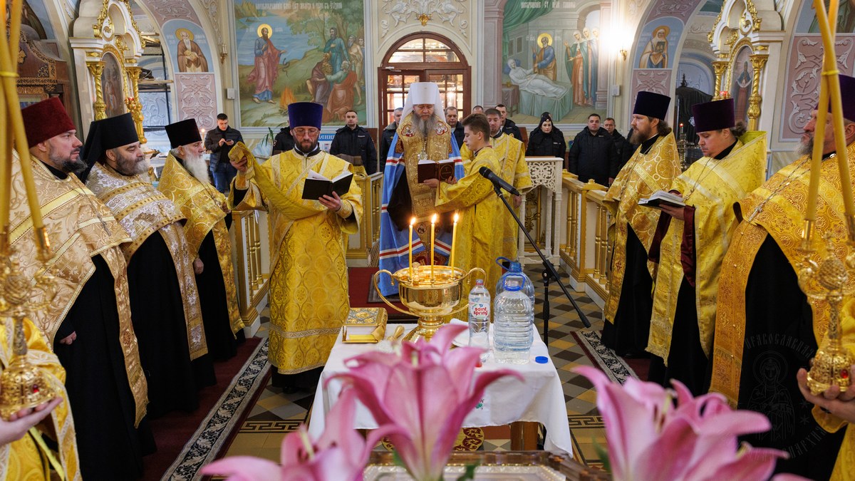 Подробнее о статье Луганск. Митрополит Пантелеимон совершил молебен и освятил перекресток в районе магазина «Старт»