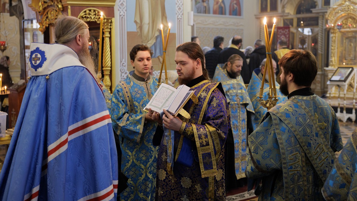 Луганск. Митрополит Пантелеимон совершил молебен с акафистом у Луганской иконы Божией Матери